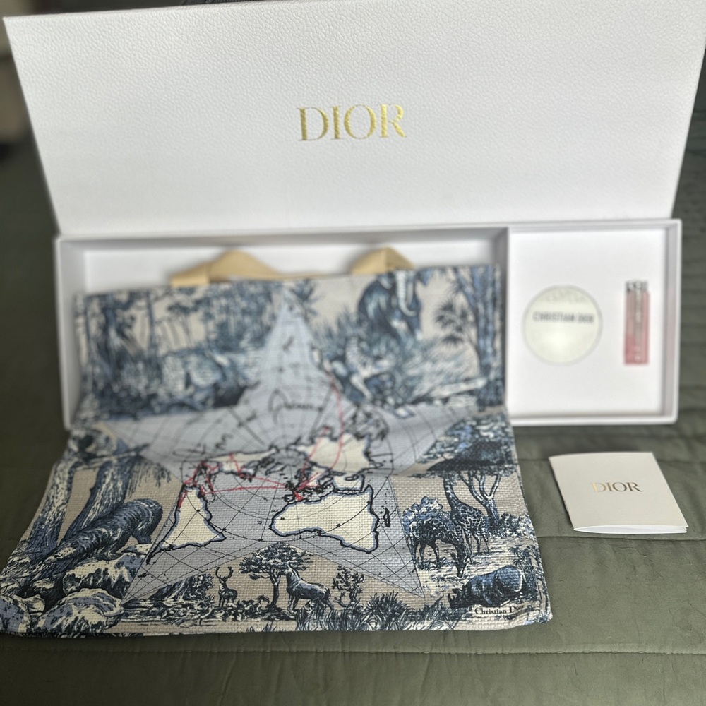 đ CHRISTIAN DIOR Ltd Ed âAround the Worldâ Raffia Tote Bag w/ Lotion & Lip Balm - Picture 3 of 12